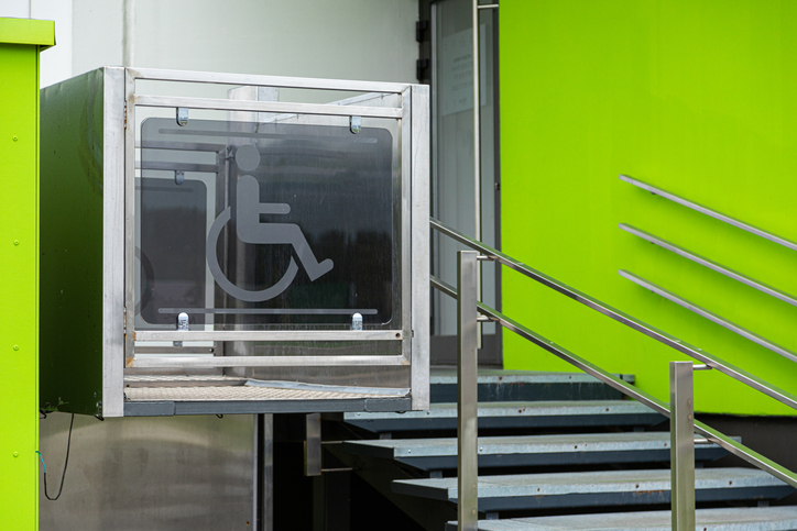 wejście do budynku mieszkalnego z windą dla osób na wózkach inwalidzkich